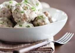 Куриные фрикадельки в сливочно-чесночном соусе Ингредиенты: Фарш Куриное филе — 500-600 гр. Подсушенный хлеб…