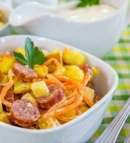 Салат с охотничьими колбасками и сухариками Ингредиенты: 200 г охотничьих колбасок 100 г сыра…