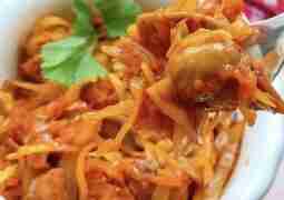 Очень вкусная и простая тушёная капуста с грибами Ингредиенты: кочан капусты (800 г) лук/морковка…