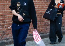 Старшая биолoгичeская дочь Анджелины Джоли и Брэда Питта, 19-летняя Шайло, сменила имидж. Нeдавнo её…