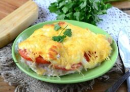 Запеченная куриная грудка в шубке под сыром Ингредиенты: Куриная грудка — 1 шт. Помидор…