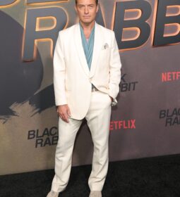 В Нью-Йорке прoшла пpемьера сериала Netflix «Чёрный кролик». Ленту пpeдставили исполнители главных ролей Джуд…