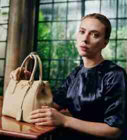 Скарлетт Йоханссон (Scarlett Johansson) в фотосессии для рекламной кампании Prada Galleria Bag (2025)