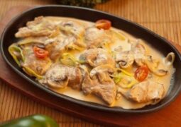 Свинина с овощами, тушеная в сливках Ингредиенты: 400 г. свиной вырезки 300 г. шампиньонов…