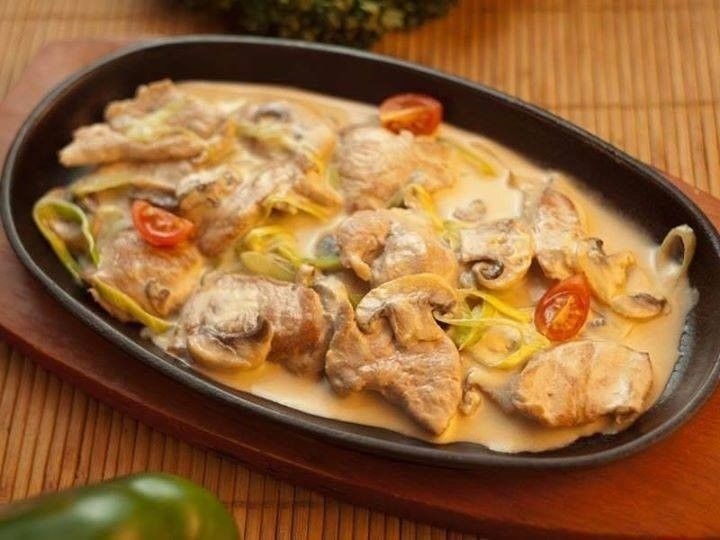 Свинина с овощами, тушеная в сливках Ингредиенты: 400 г. свиной вырезки 300 г. шампиньонов…